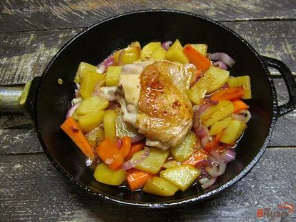 Курица с картошкой на сковороде