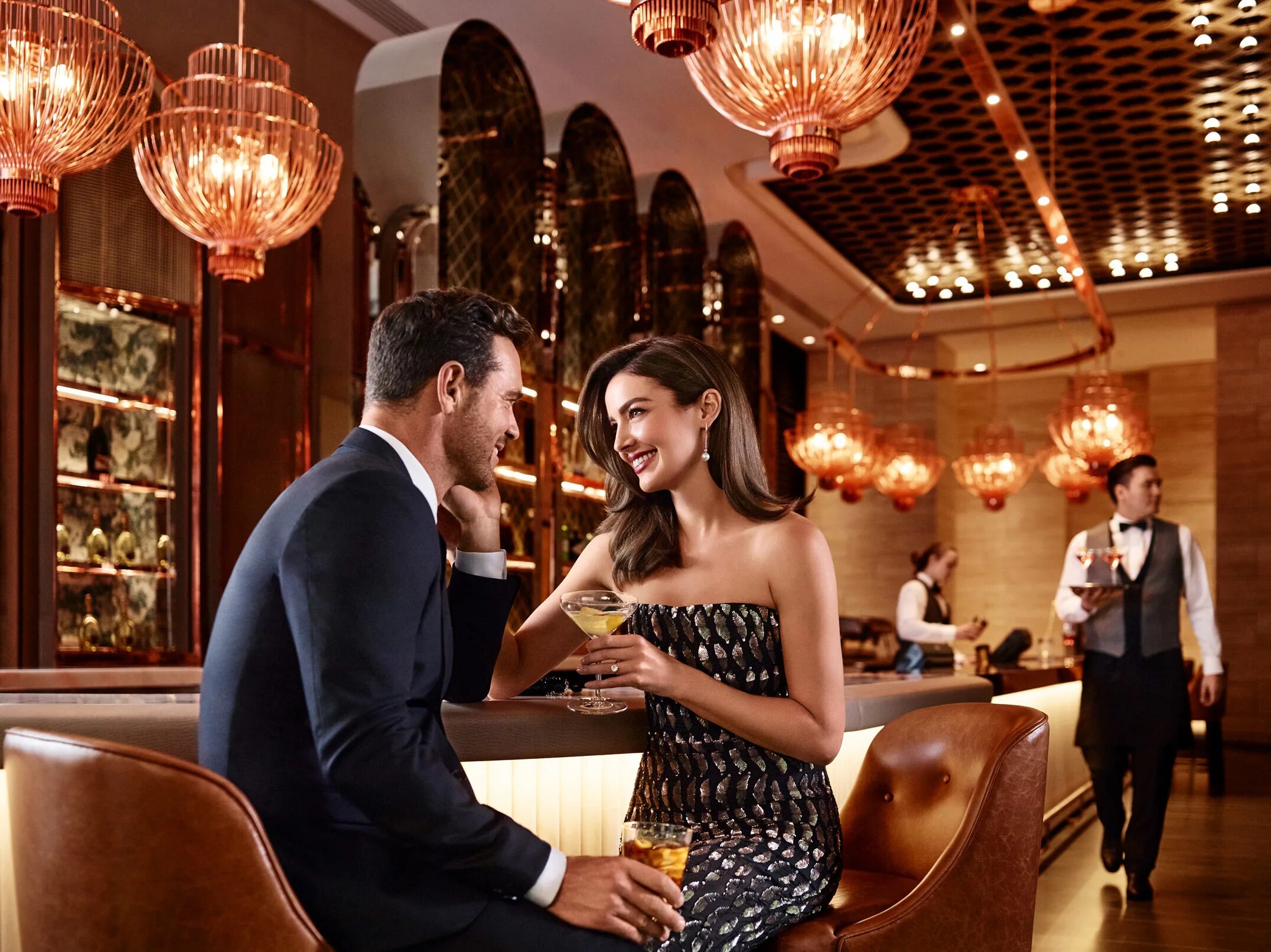 девушка в ресторане. рестораны в париже со звездами мишлен. отель софитель абу даби. слушать песню шикарном отеле ресторан. пятизвездочный ресторан.