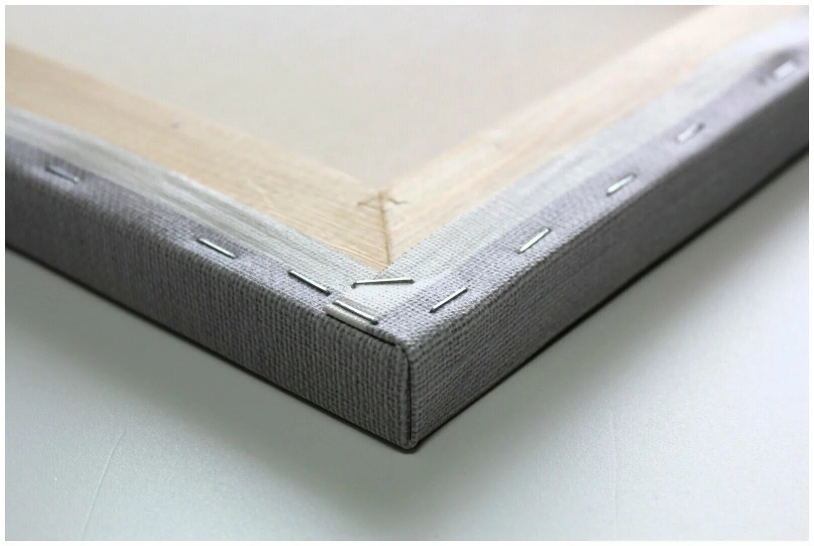 холст на подрамнике. студийная и галерейная натяжка холста. деревянный подрамник. багет для подрамника. инструмент для натяжки холста на подрамник.