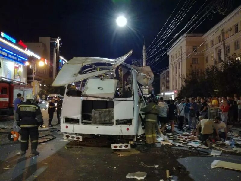 Воронеж новости сегодня свежие события последние происшествия. Взрыв автобуса у галереи Чижова Воронеж.