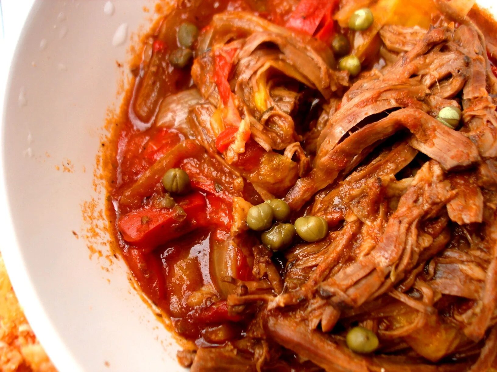 Кубинские блюда. Кубинская кухня Ропа Вьеха. Ropa vieja блюдо. Ропа Вьеха блюдо. Говядина Ропа Вьеха.