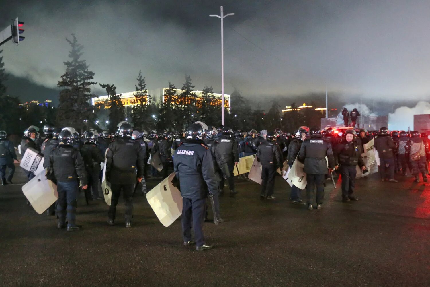 Что произошло в казахстане с девушкой. Протесты в Казахстане 2022. Беспорядки в Алма Ате 2022. Протесты в Казахстане Алматы. Казахстан протесты ОДКБ.