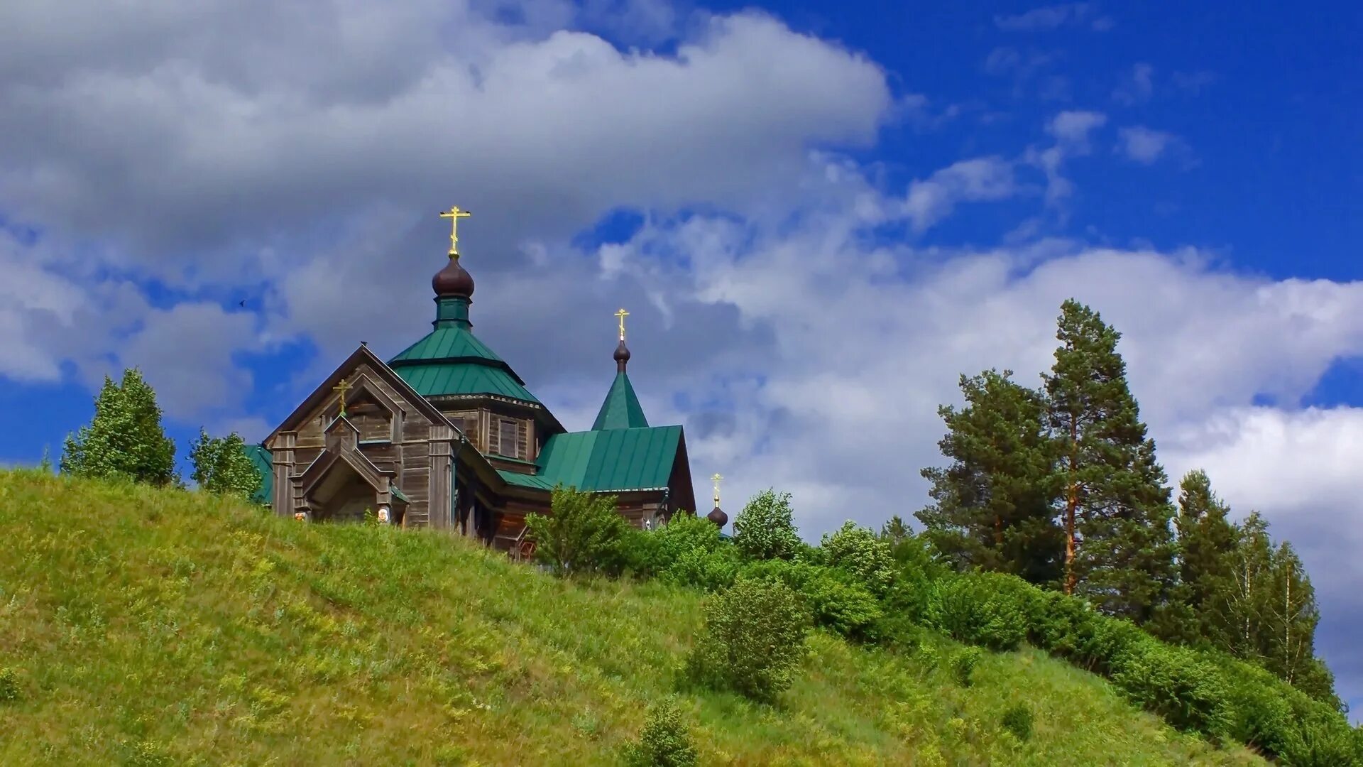 Церковь на холмах. Церковь Покрова Пресвятой Богородицы в зелёном Бору. Село дивная гора Троицкая Церковь. Церковь на косогоре. Храм на горе Барнаул.