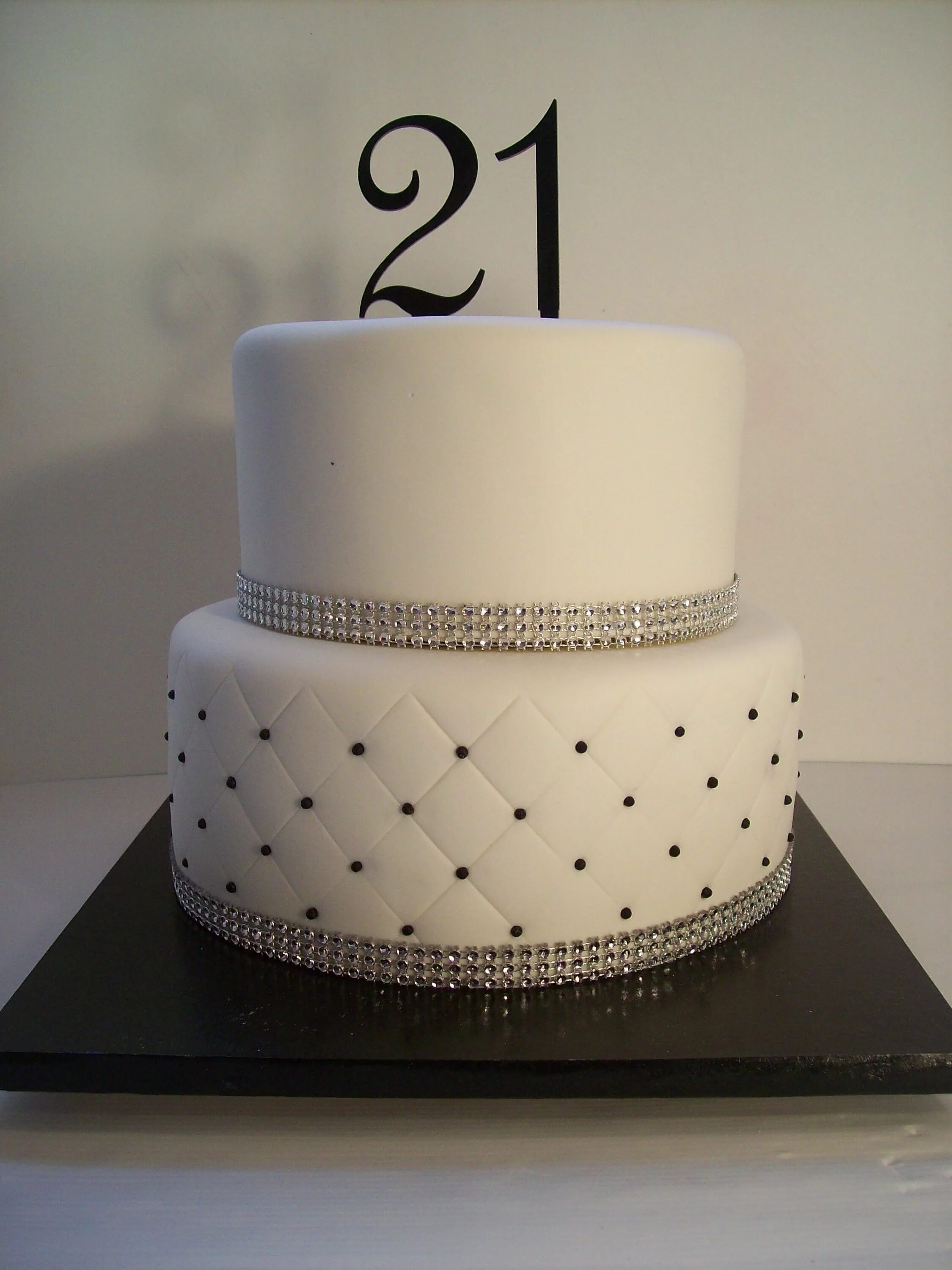 Торт девушке 22. Стильный торт. Стильный торт для девушки. Стильный торт на день рождения. Украшение торта на 20 лет.