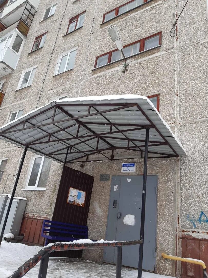 козырек над крыльцом мкд. металлический козырек над подъездом. козырек подъезда. козырек подъезда дома. козырек подъезда дома.