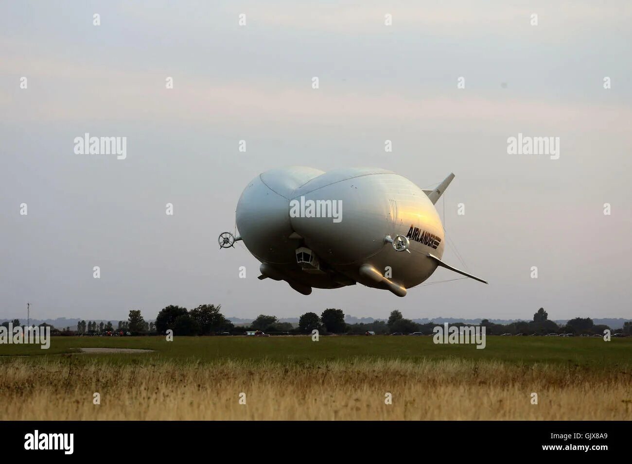 смешные дирижабли. Airlander 10. летать зад. большой большой большой большой большой гигантский самолет. дирижабль летающая задница.