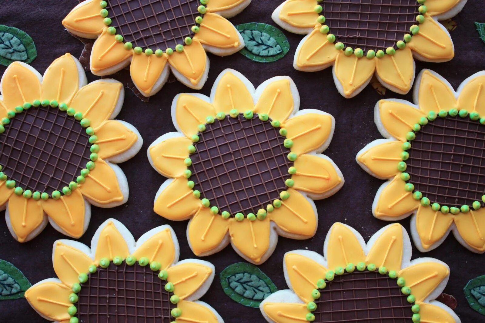 Пирог из слоёного теста подсолнух. Печенье подсолнух с творогом. Песочное печенье подсолнух. Печенье подсолнух. Печенье подсолнух.