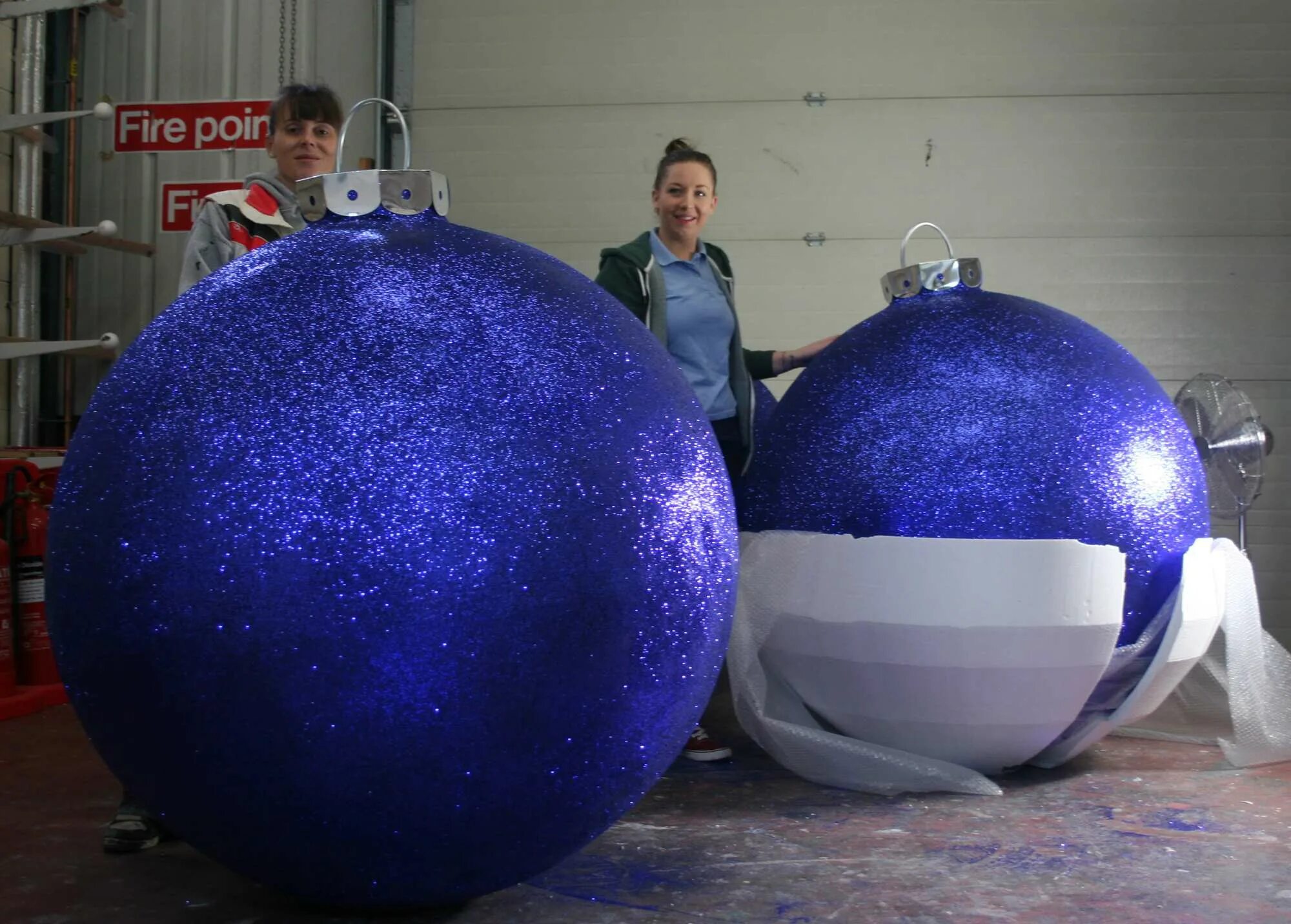 Шар изготовленный из материала плотностью. Огромные новогодние шары. Большая елочная игрушка. Гигантские елочные шары. Необычные новогодние шары.