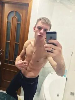 Молодые пацаны в ванной