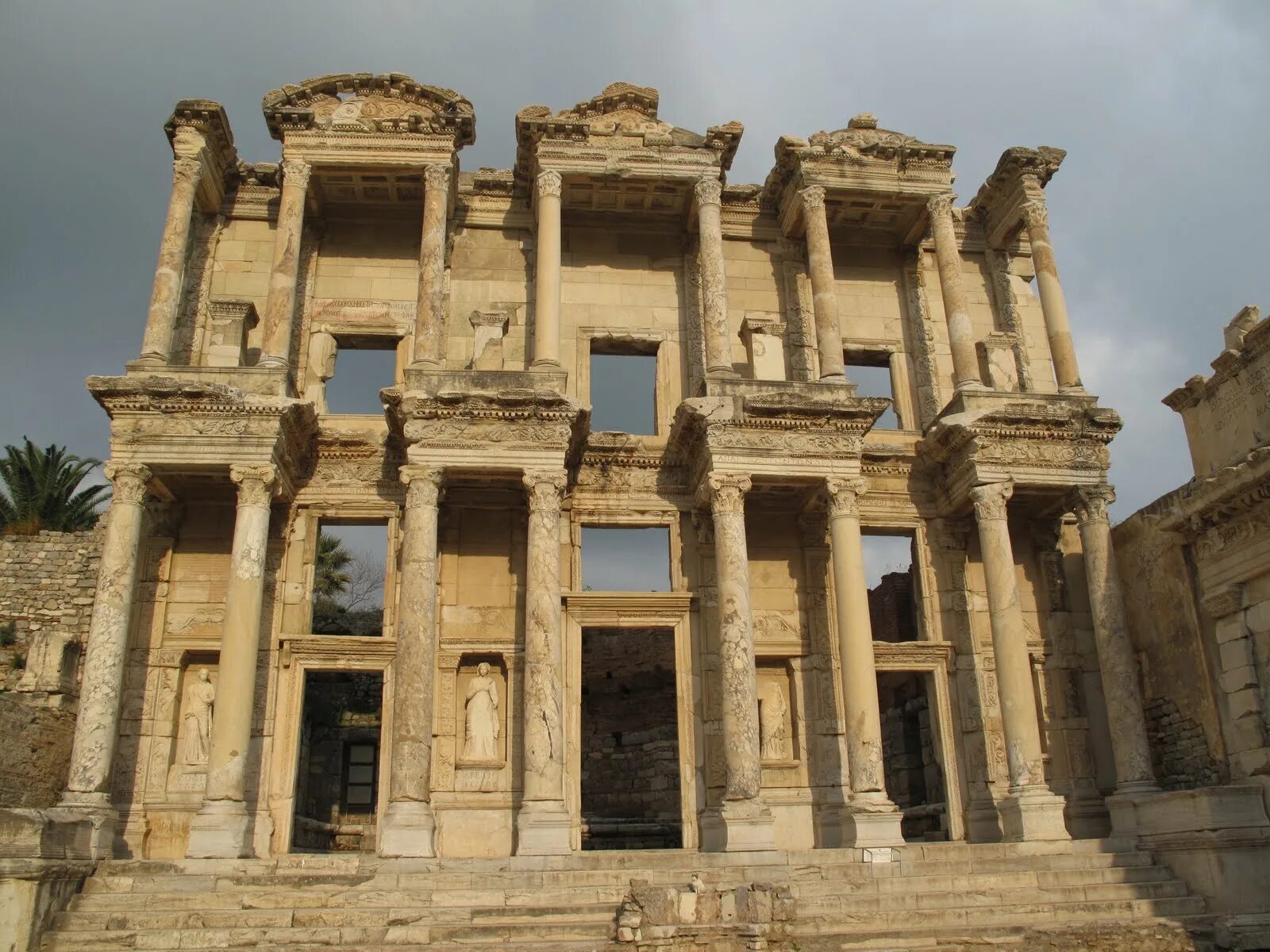 The temple of artemis. Храм Артемиды Эфесской храм. Храм Богини Артемиды разрушенный. Храм Богини Артемиды в Эфесе. Архитектура древней Греции Эфес.