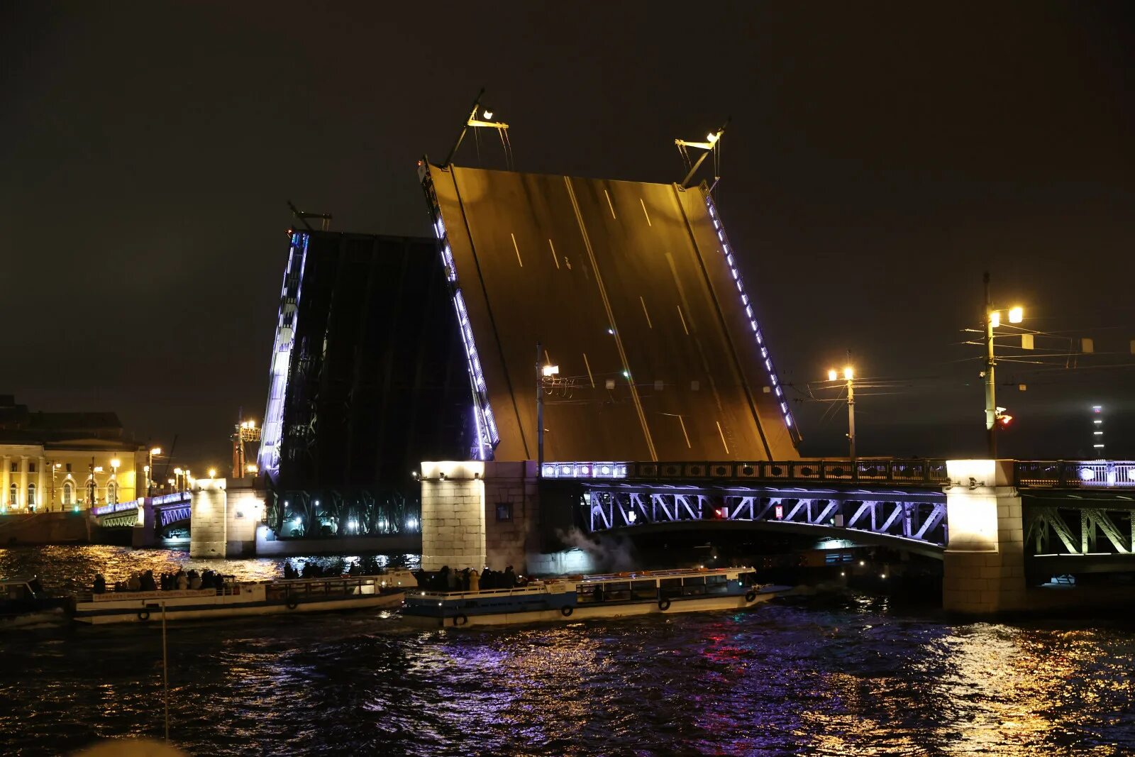 Троицкий разводной мост Питер. Дворцовый мост в Санкт-Петербурге. Троицкий мост в Санкт-Петербурге разводится. Троицкий мост развод.