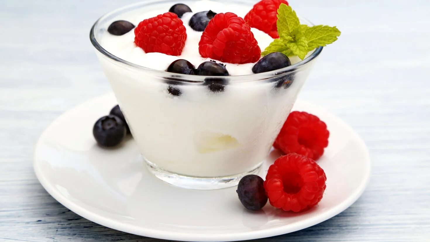 Фото йогурта. Йогурт. Йогурт с ягодами. Натуральный йогурт с ягодами. Йогурт картинка.