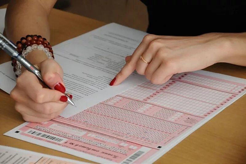 Егэ картинки. Школьник пишет. Написание огэ. Экзамен егэ. Школьный экзамен.