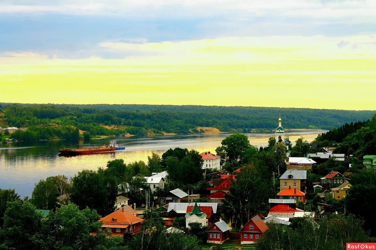 Город Плес Ивановской области. Река Волга Плес. Плёс на Волге город. Плесс Волга Ивановская область.