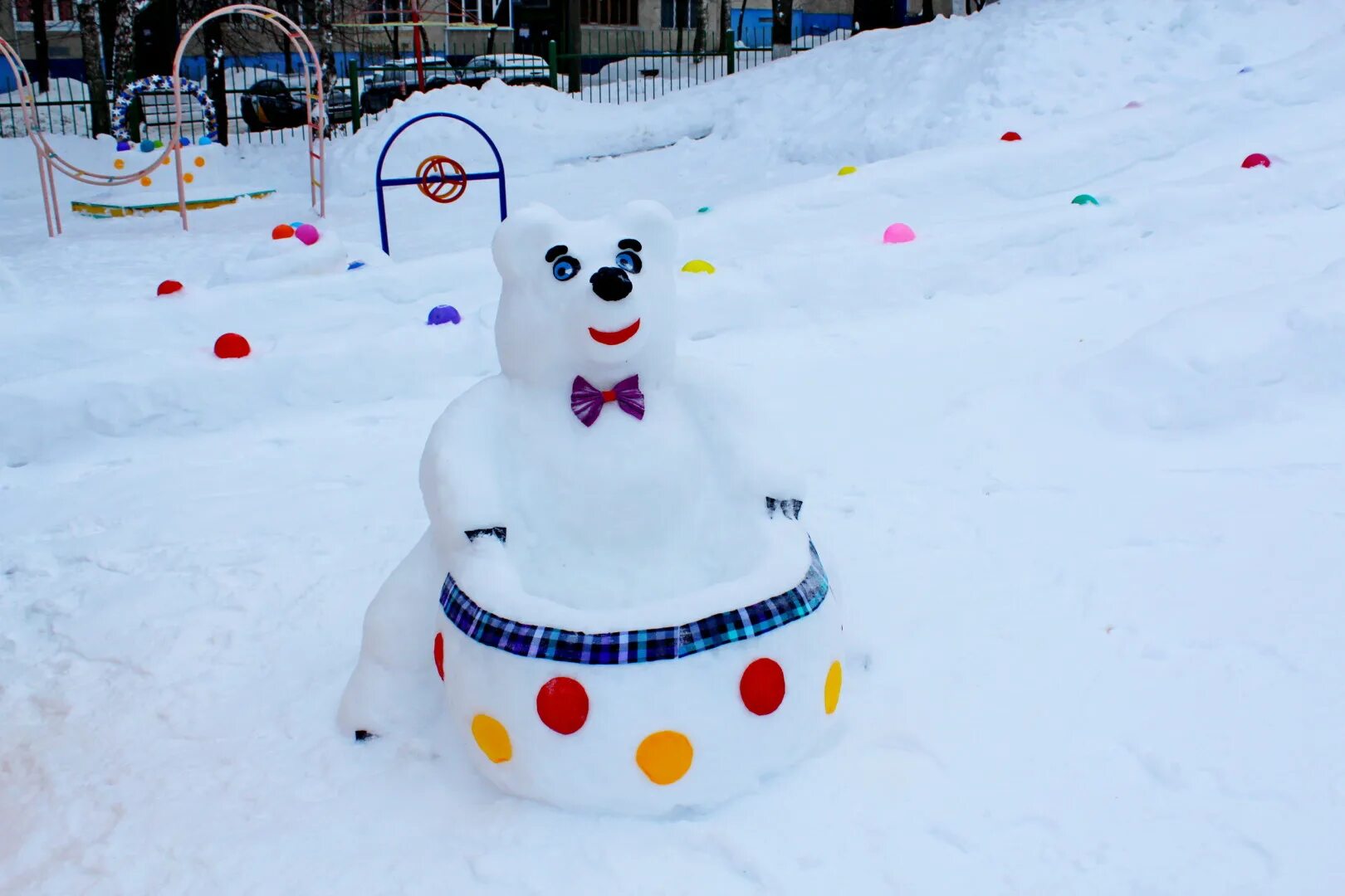 поделки из снега на участке детского. снежные постройки в детском саду. снежные постройки в детском саду. снежные фигурки для детского сада. постройки из снега.