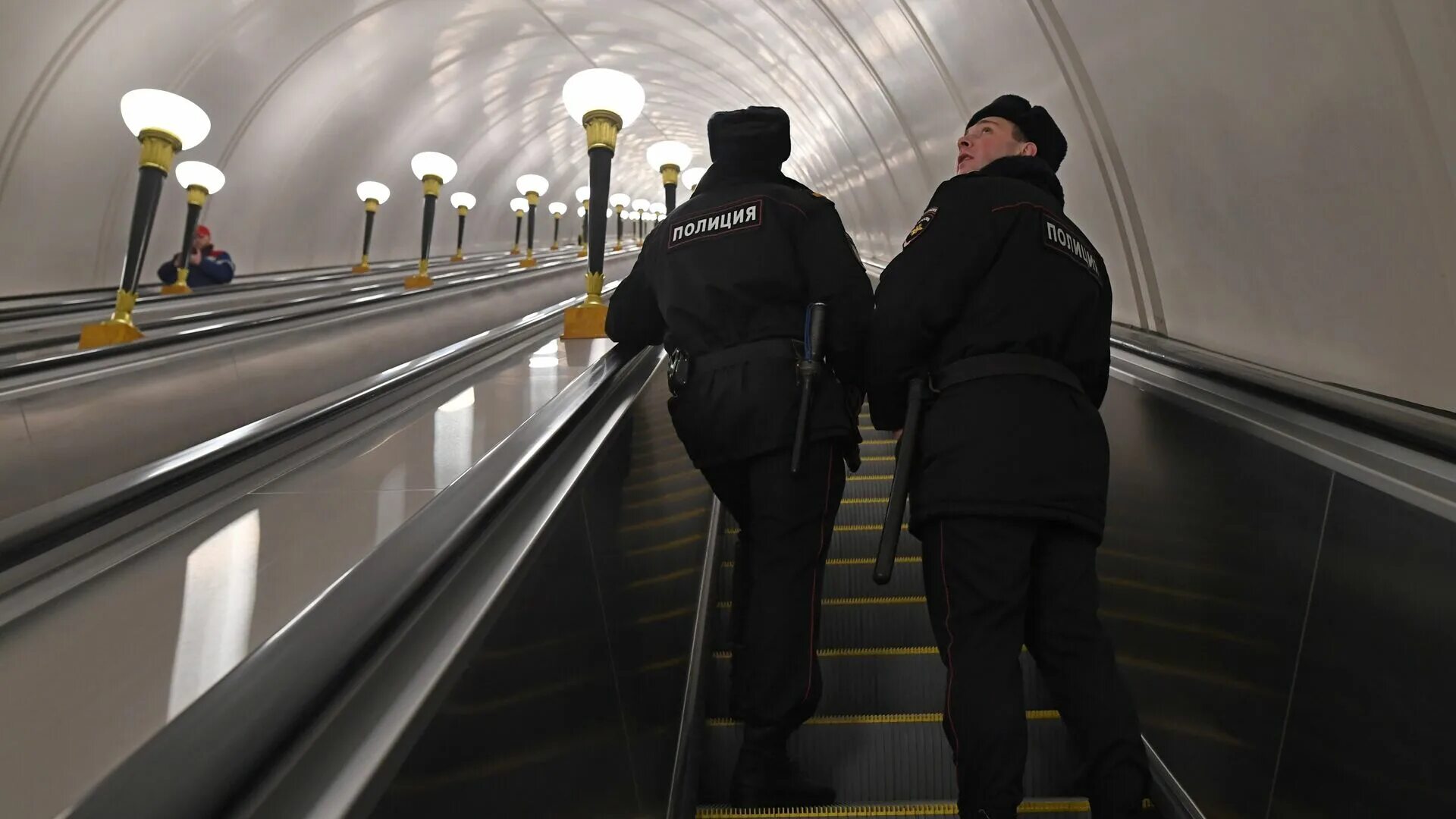 Метро Москвы. Люди на станции метро. Платформа метро. Полиция в Московском метро.