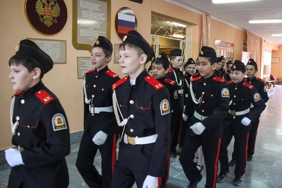 Детские военные школы. Магазин Корнет кадетская форма Северное Бутово. Кадетская школа парад Аргаяш. Парадная форма кадета. Форма кадетов для мальчиков в школе.