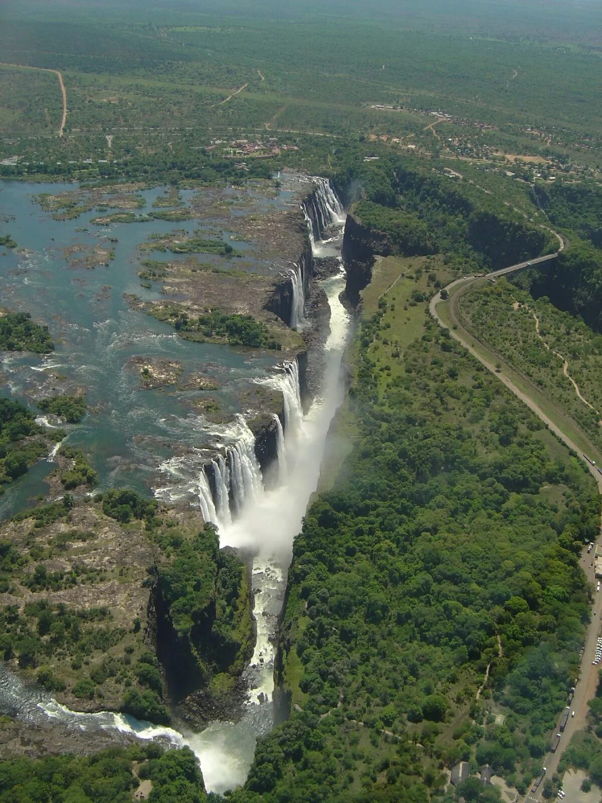 True falls. Замбия река Замбези.