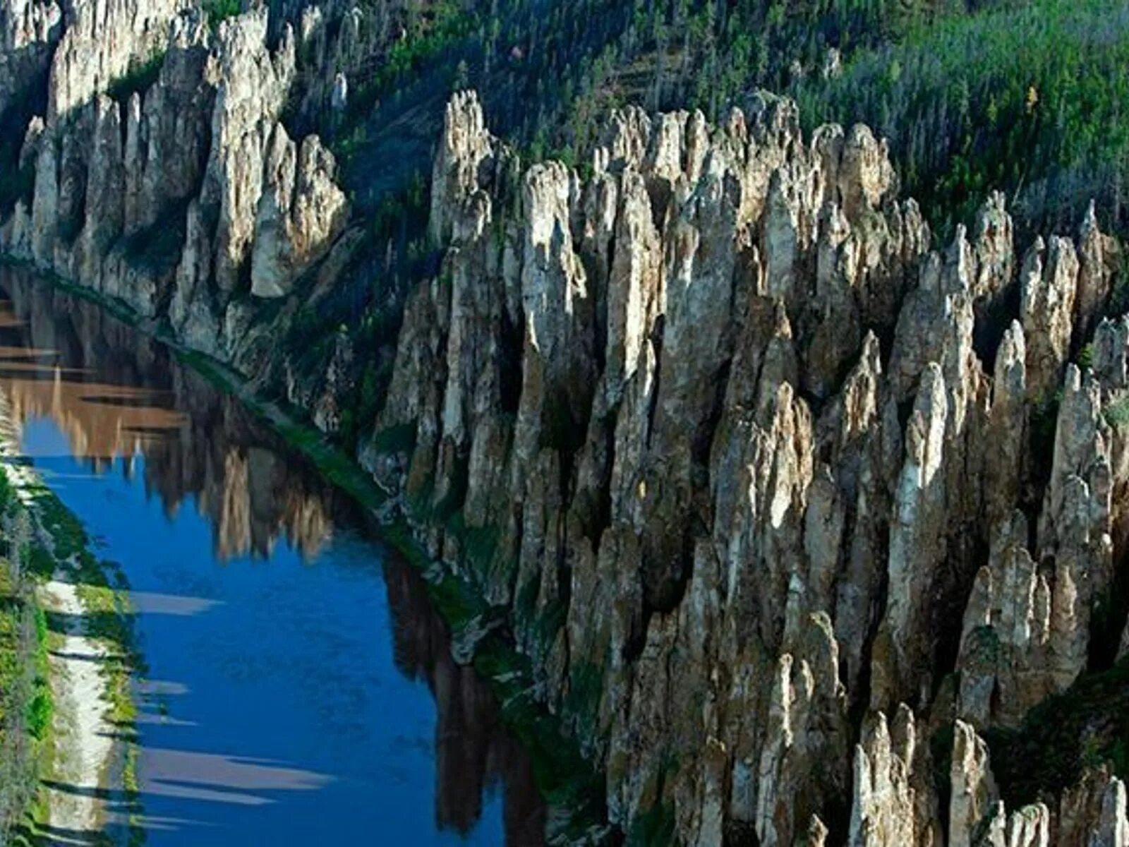 V якутия. Река Лена Ленские столбы. Синские скалы Якутия. Ленские столбы в Якутии. Синские столбы Саха Якутия.