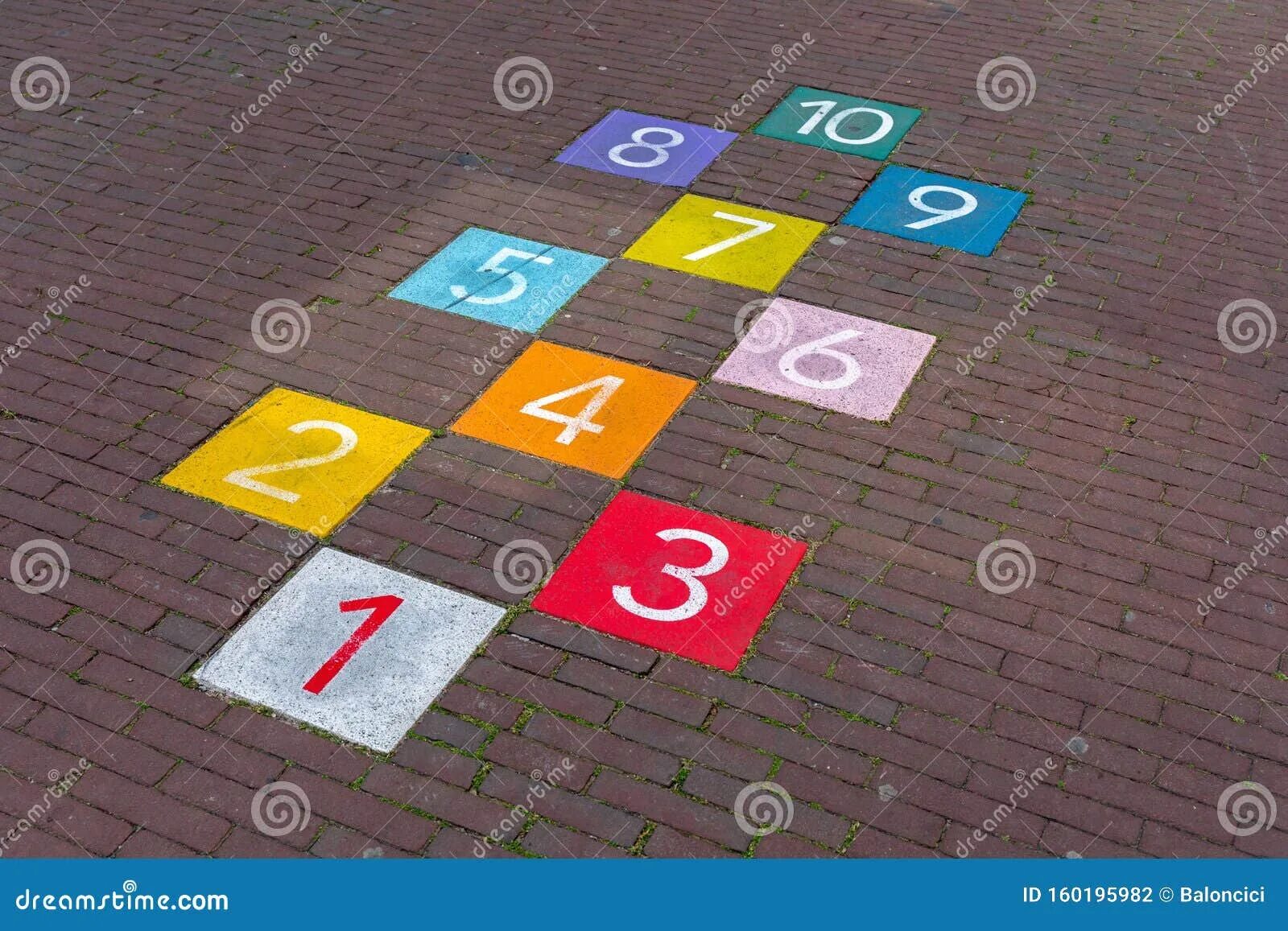 Hop scotch разговорный клуб. Фото девочки играют в классики. Хопи хоп скотч. Хопи хоп скотч. Хопи хоп скотч.