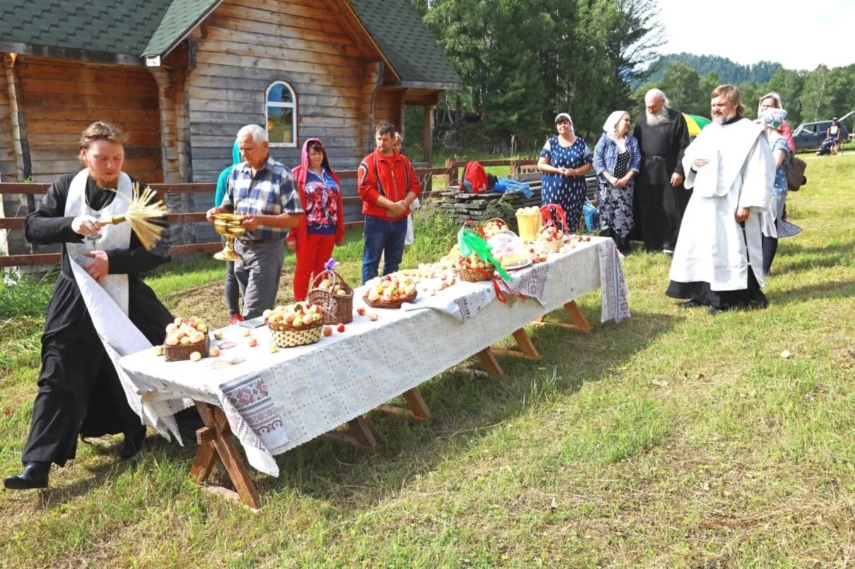 Погода новозыково красногорский район алтайский край. Яблочный спас на Телецком озере. Яблочные сады Яйлю. Яблочный спас 2022. Выставка яблочный спас в Яйлю.