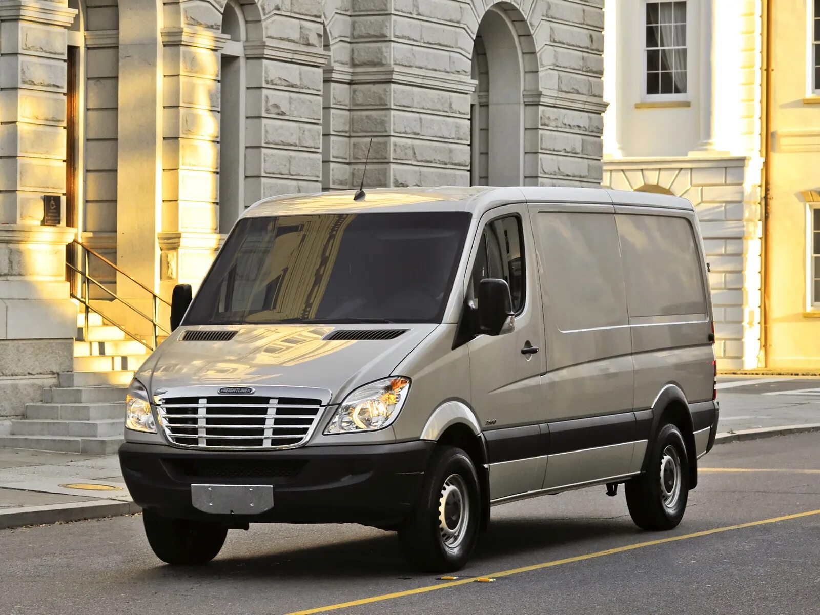 Спринтер что это. Mercedes-Benz Sprinter 2500. Микроавтобус Додж Спринтер. Фредлайнер Спринтер. Додж Спринтер 3500.