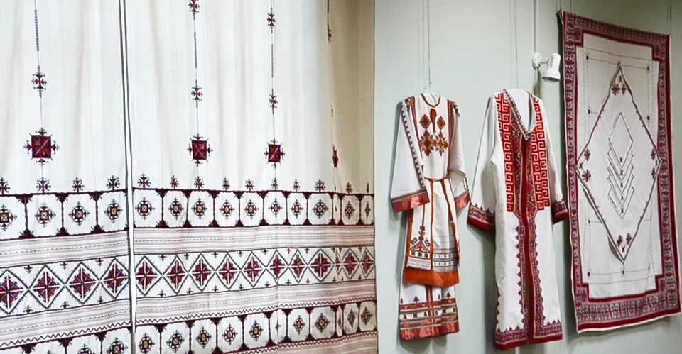 В каком городе находится музей вышивки. Музей чувашской вышивки чебоксары экспонаты. музей чувашской вышивки кугеси. музей вышивки чебоксары. чувашский национальный музей вышивки.