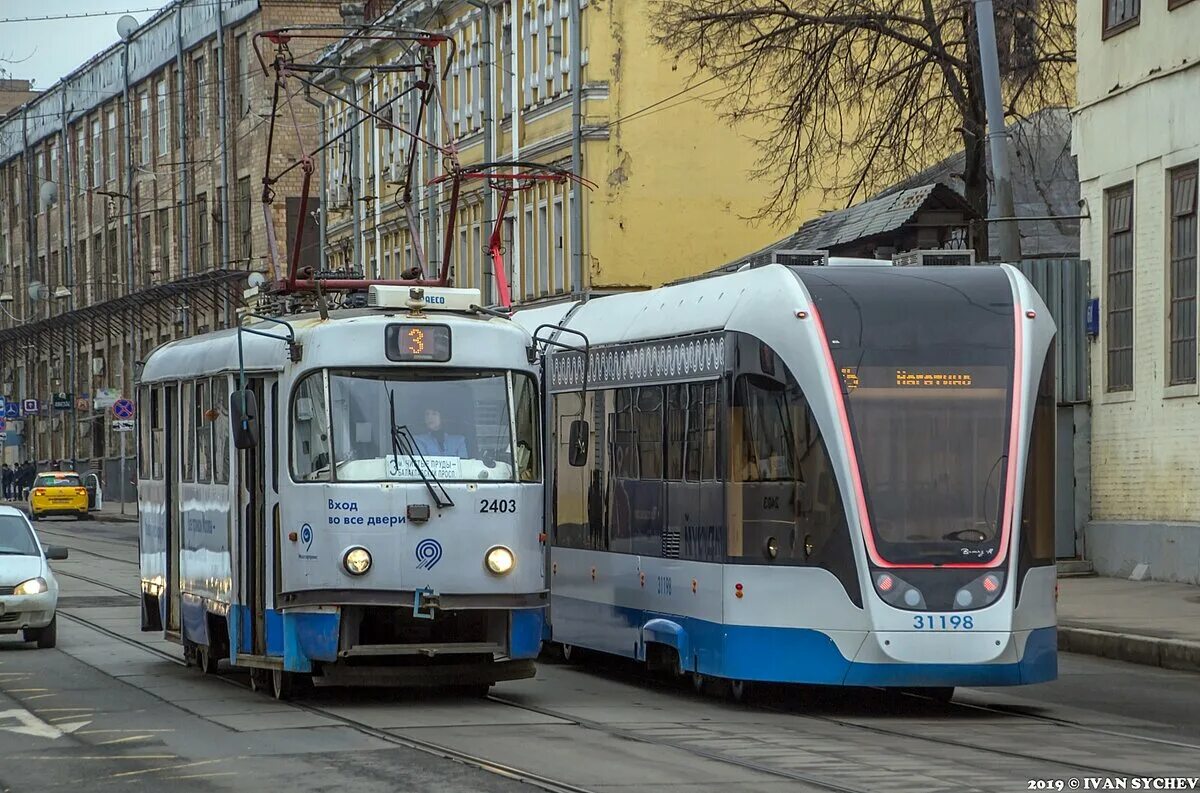 Движение трамваев в москве. Московский трамвай сбоку. Трамвай 25 Москва. Tranvay. Московский трамвай 2015.