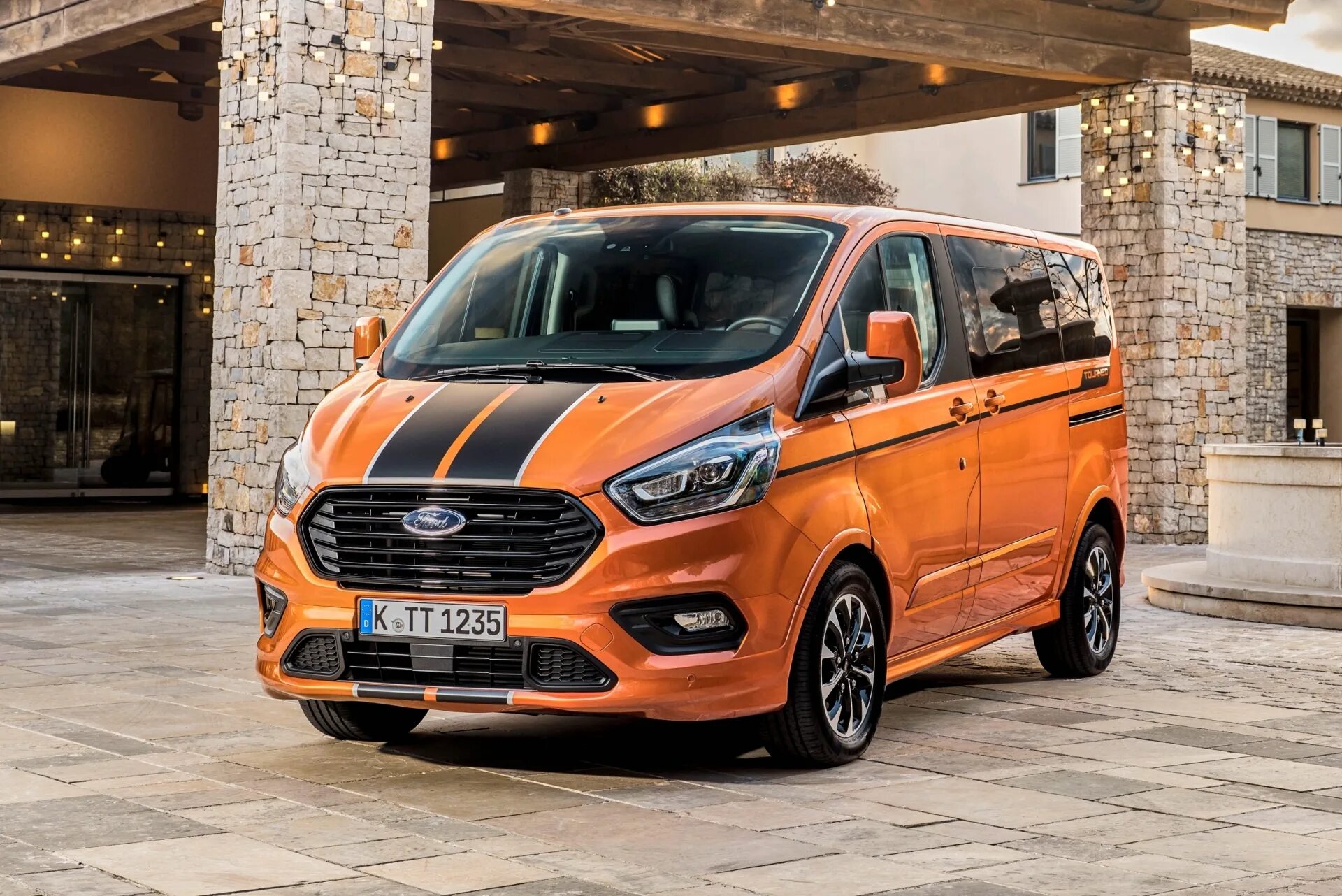 Купить форд турнео. Форд Tourneo Custom 2018. Ford Tourneo Custom 2018. Форд Торнео кастом 2018. Ford Transit Custom 2018.