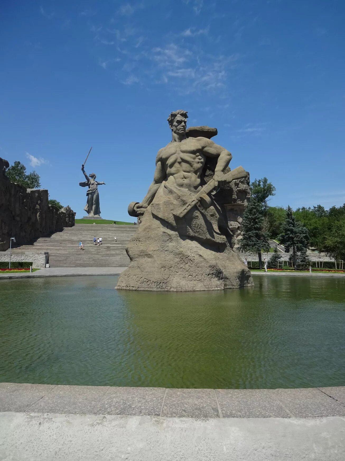 Мамаев курган караул у вечного огня. Мамаев курган 1942. Маршрут экскурсионный мамаев курган. Город-герой волгоград мамаев курган. Мамаев курган на машине.