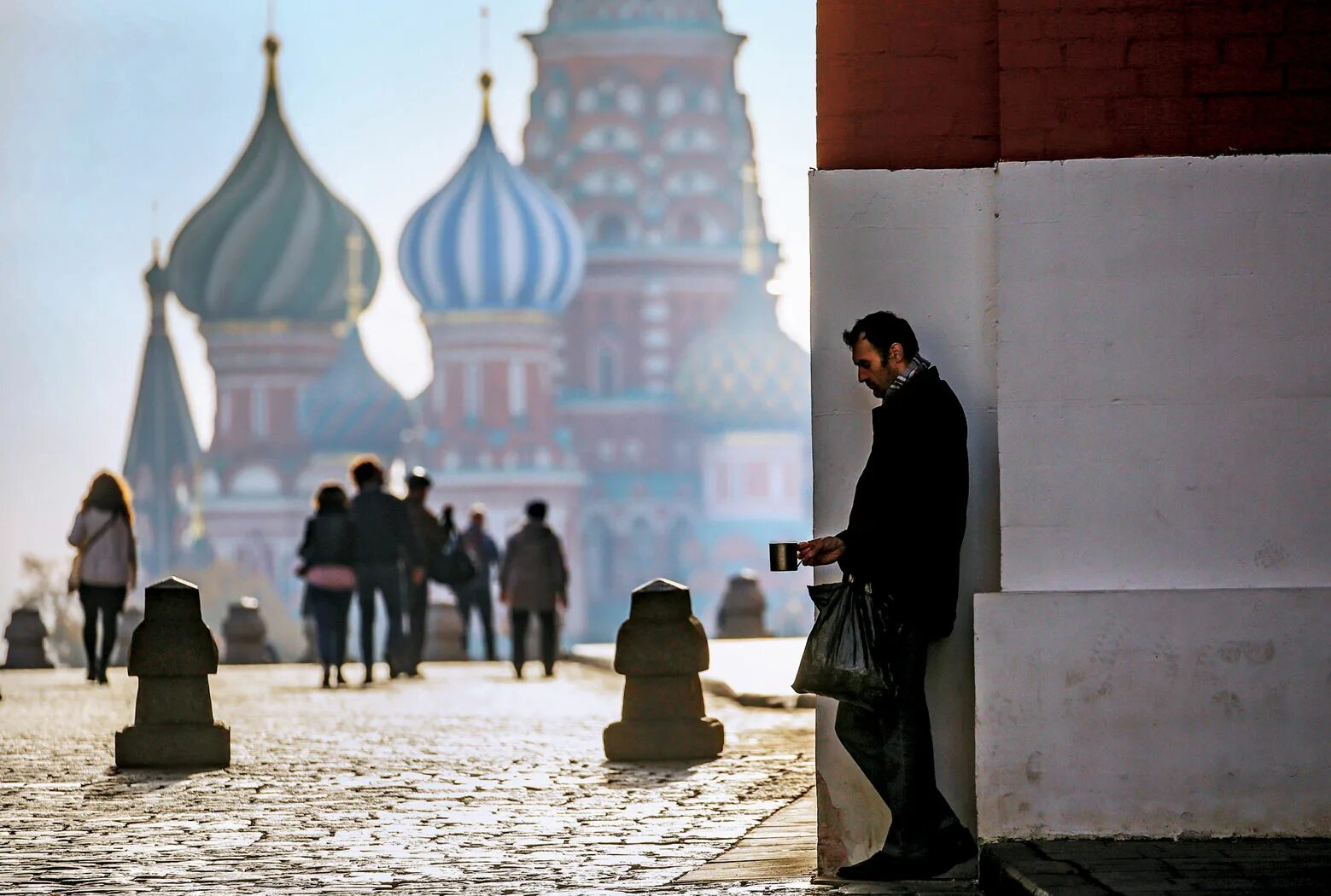 Нищие в России. Бедность в России. Бедные люди в России. Нищие у храма.