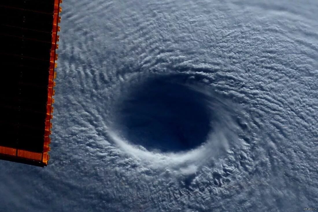 Супертайфун Майсак. Тайфун Майсак из космоса. Тайфун Майсак с земли. Черная дыра. Центр тайфун