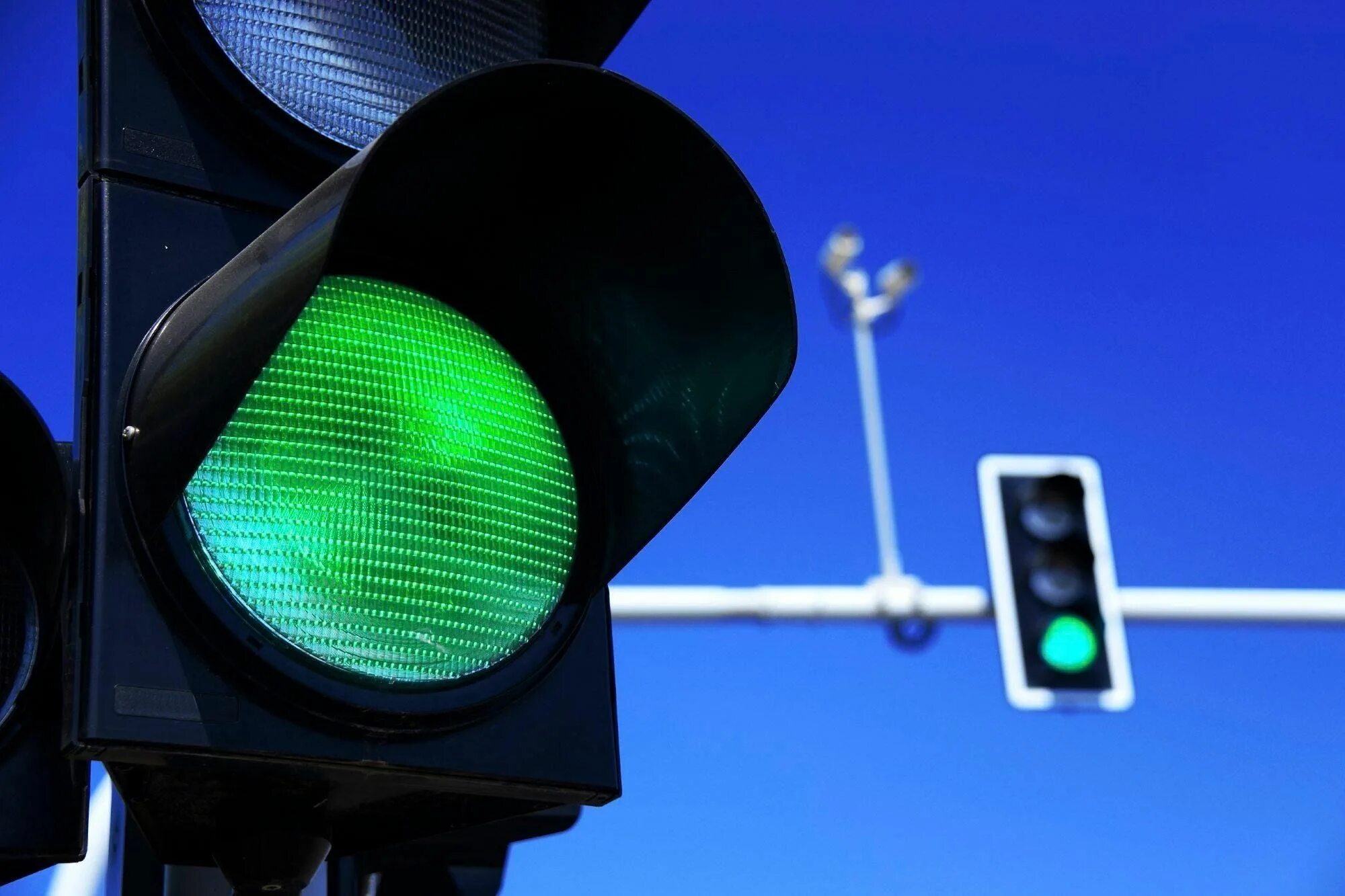 Зеленый свет жизни. Зеленый светофор. Зеленый сигнал светофора. Зеленый свет светофора. Зеленый цвет светофора.