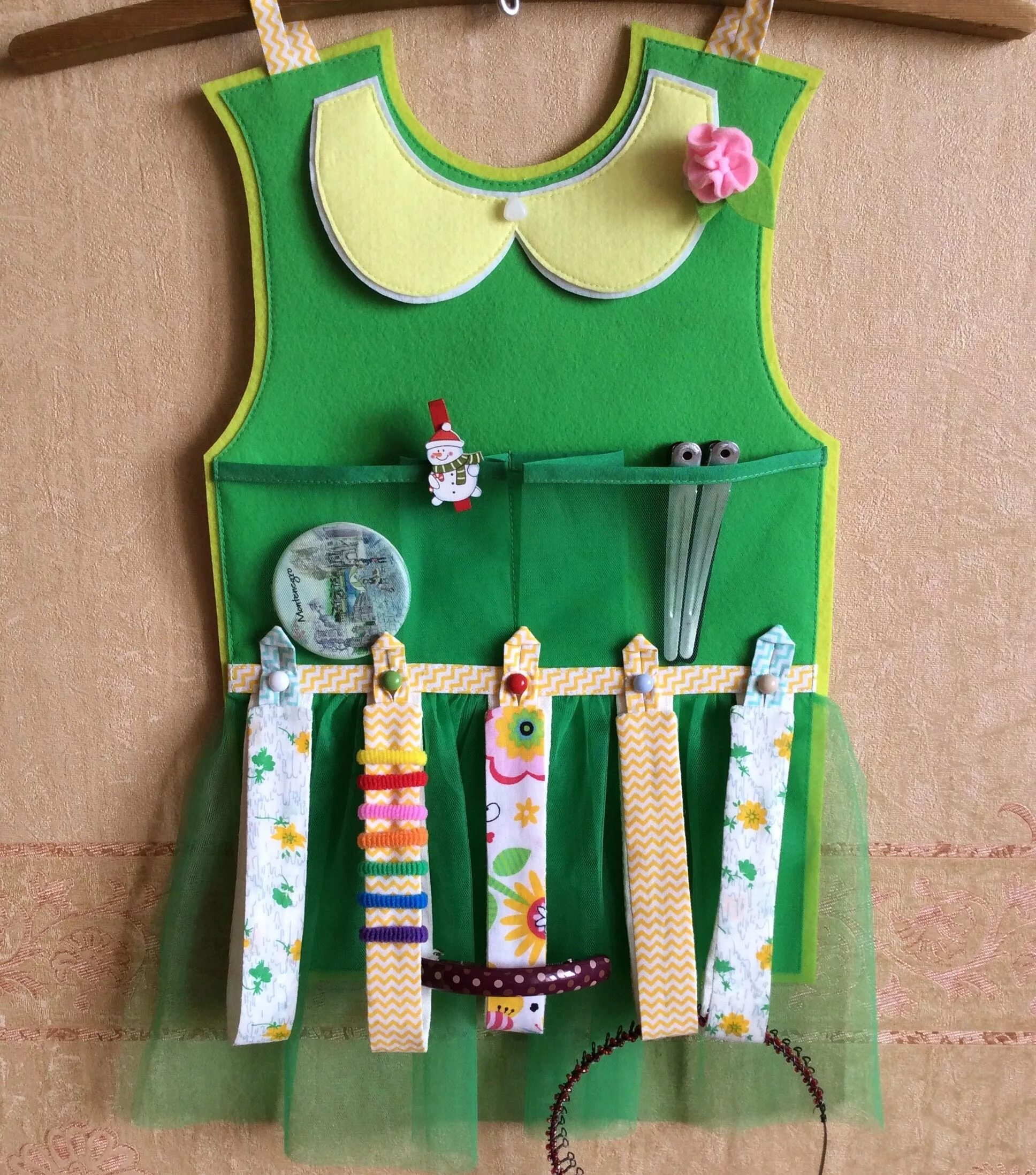 Кармашки для резинок и заколок. Платье органайзер для резинок и заколок. Заколка. Органайзер для хранения резинок и заколок. Коробочка для резинок.