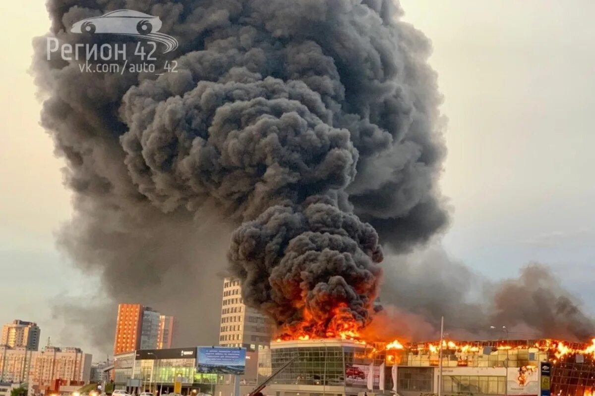 Пожар тц г кемерово. Пожар. Пожар в Кемерово. Кемерово пожар в торговом центре.