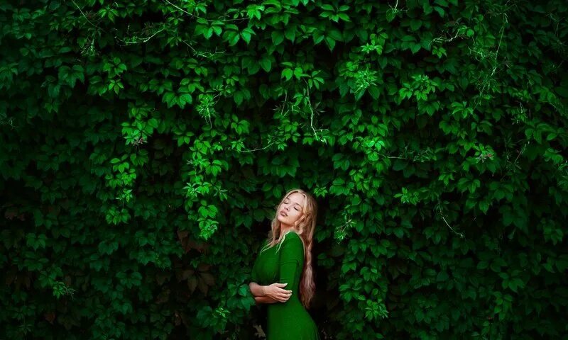 Фото роскошной бабы на фоне растительности