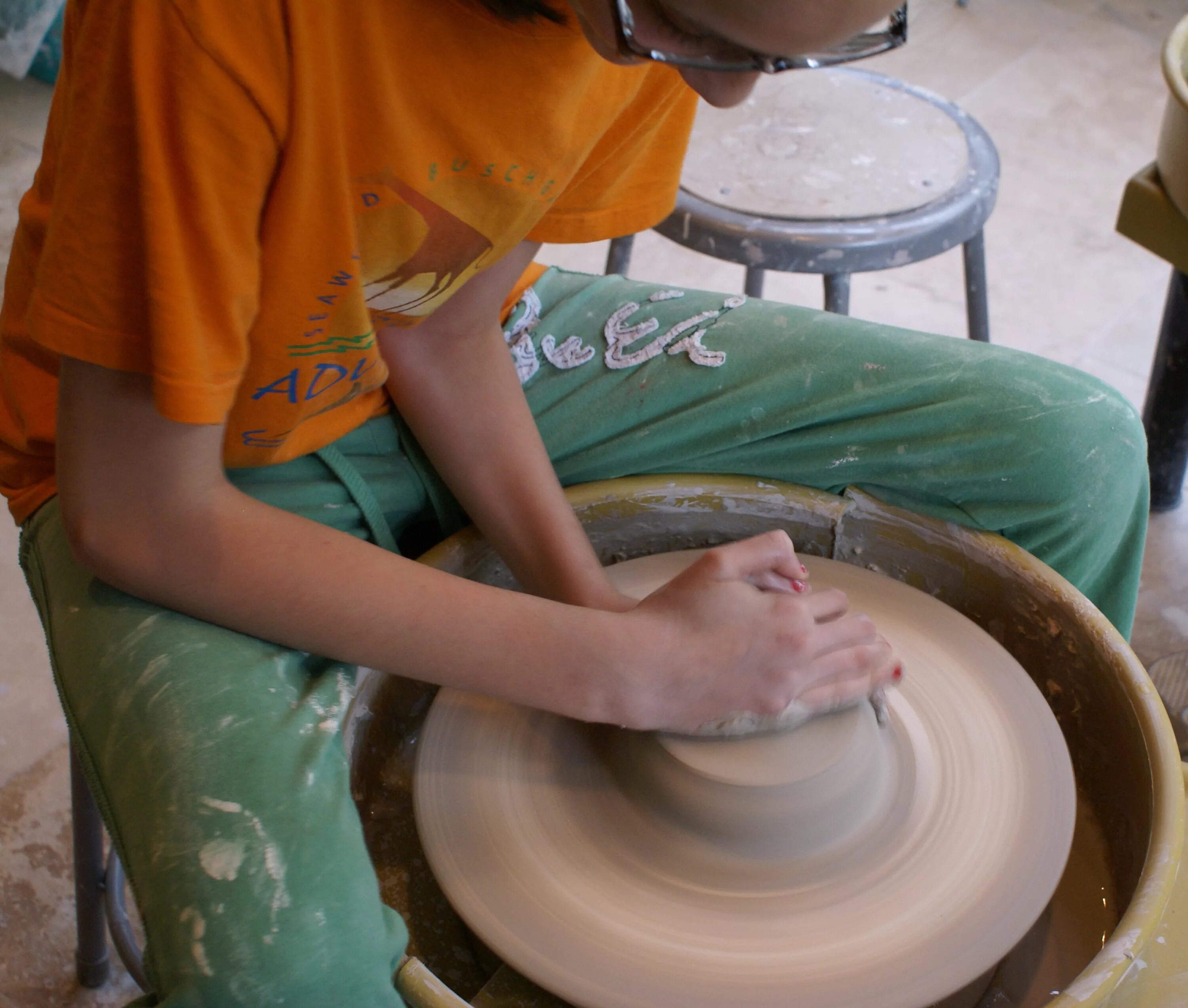 Гончарное мастерство для детей. Гончарное ремесло мастер класс. Гончарная глина. Глиняная посуда на гончарном круге. Гончарное мастерство.