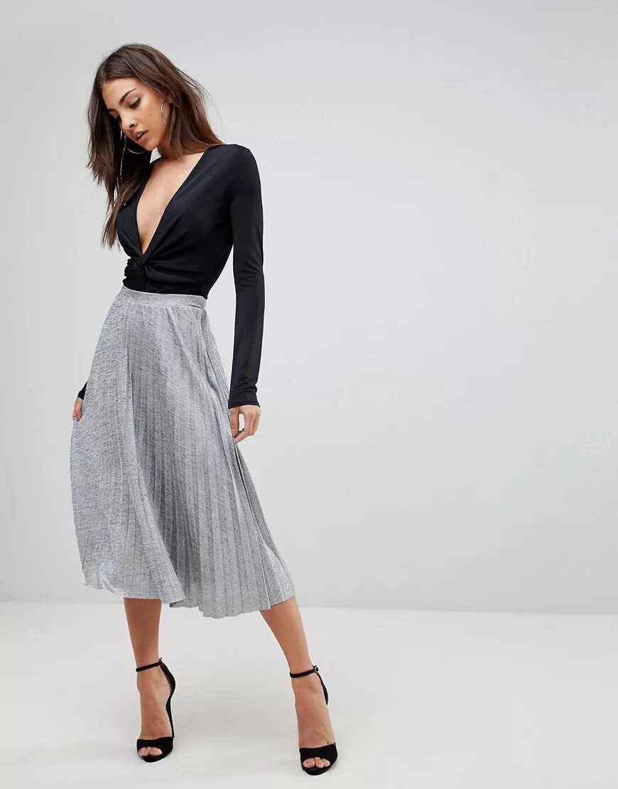 Серая юбка миди. Zara серебряная юбка миди. Шелковое платье комбинация миди серое. Миди серого цвета. Сочетание с серой юбкой.