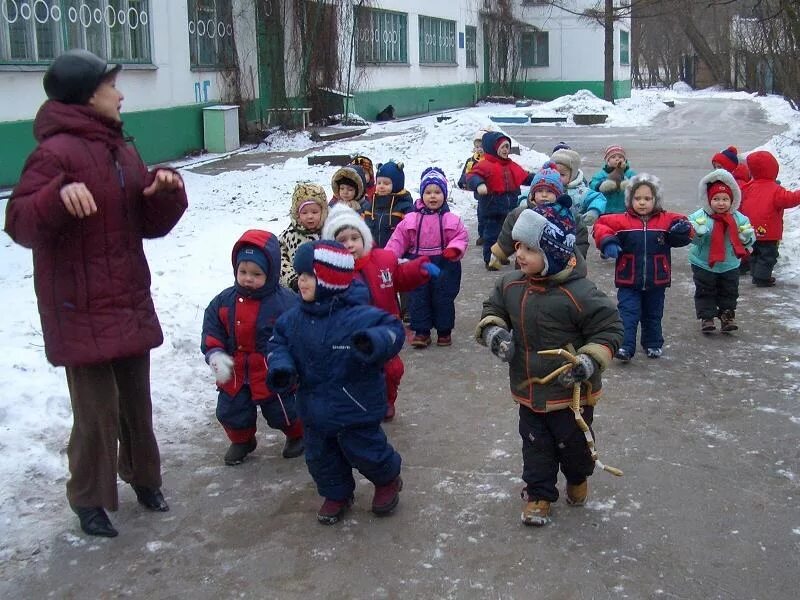 Похоже на детский сад. Прогулка в детском саду. Дети на прогулке в детском саду. Фото детей в детском саду. Зимняя прогулка в детском саду.