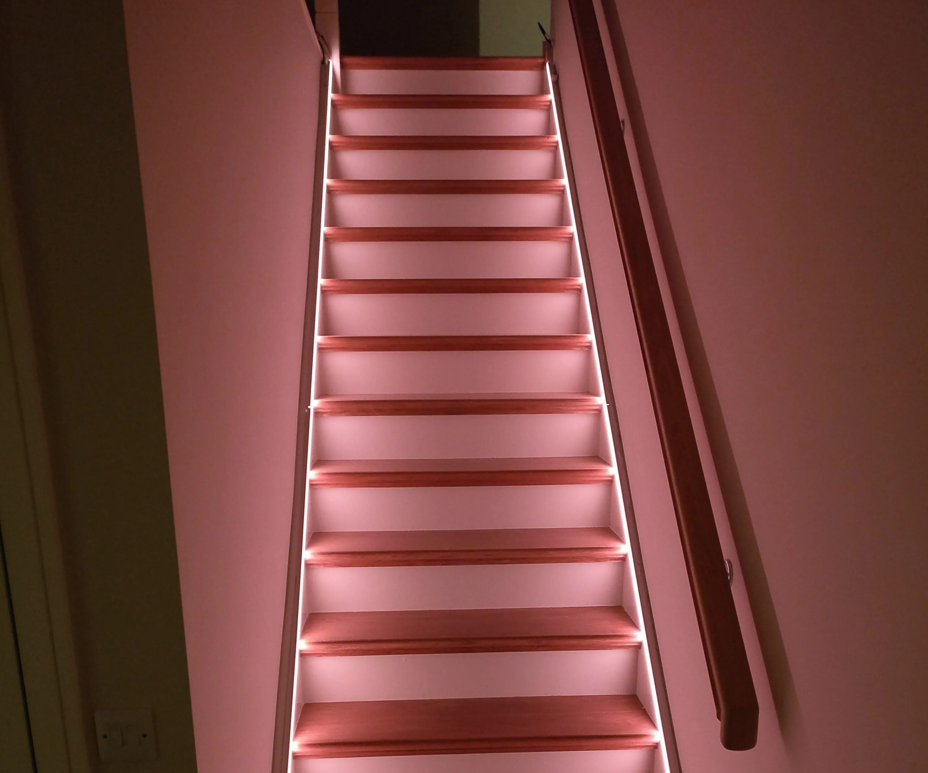 Led подсветка ступеней лестницы светодиодная лента. Stairslight автоматическая подсветка лестниц. Подсветка лестницы на ступенях. Светодиодная лента на лестнице. Подсветка лестницы лентой