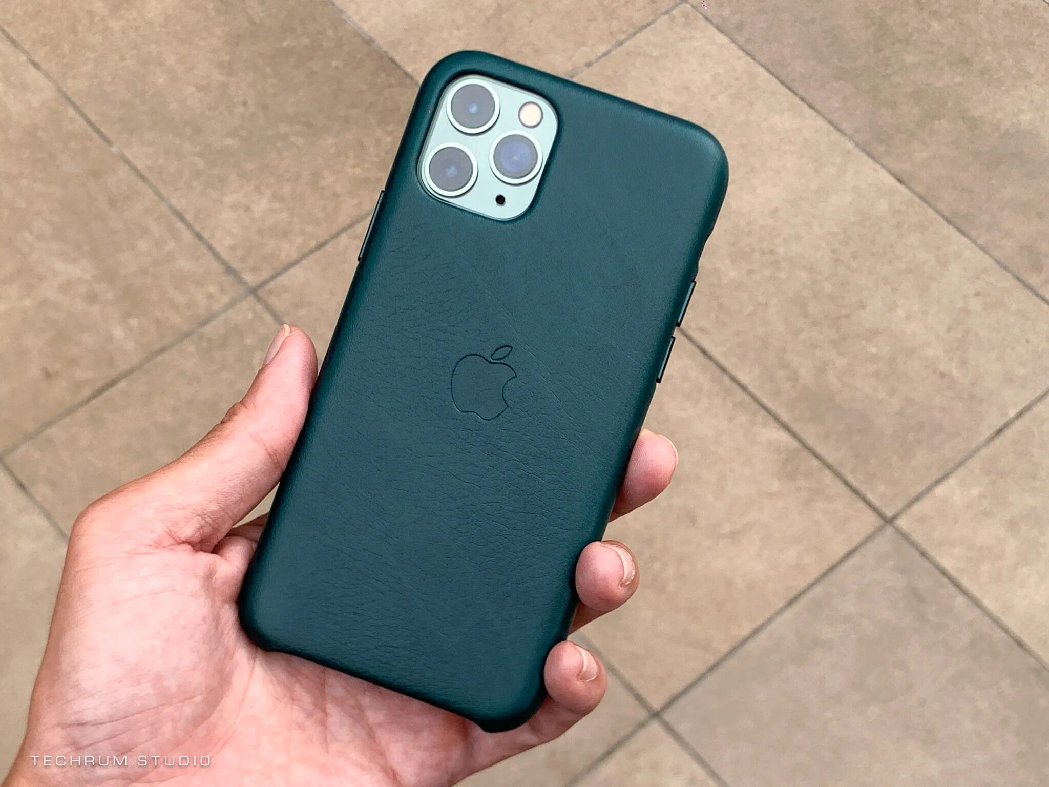 Iphone 13 pro чехол оригинал. Iphone 11 Pro Midnight Green. Iphone 11 Pro Max зеленый. Iphone 11 Pro Green. Iphone 11 Pro Max Midnight Green.