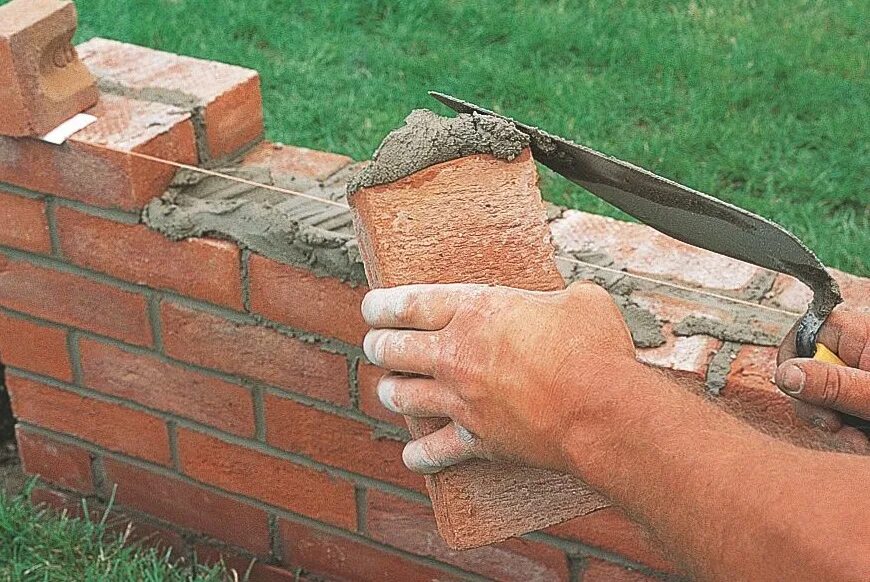 Кирпич монтаж. Кладка кирпича. укладка кирпича. кладка рядового кирпича. укладка стен из кирпича.