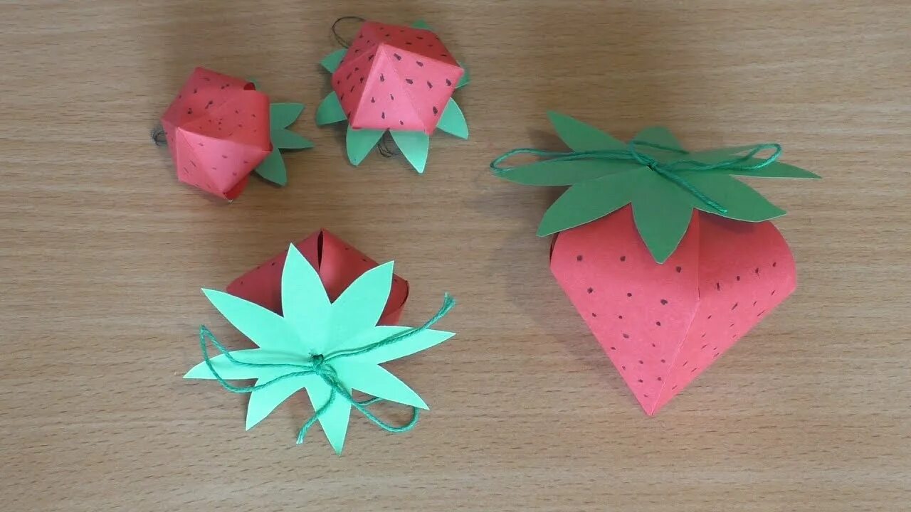 Оригами клубника-коробочка. Коробочка из бумаги клубника. Коробочка -клубничка поделка из бумаги. Поделка клубника шкатулка своими руками.