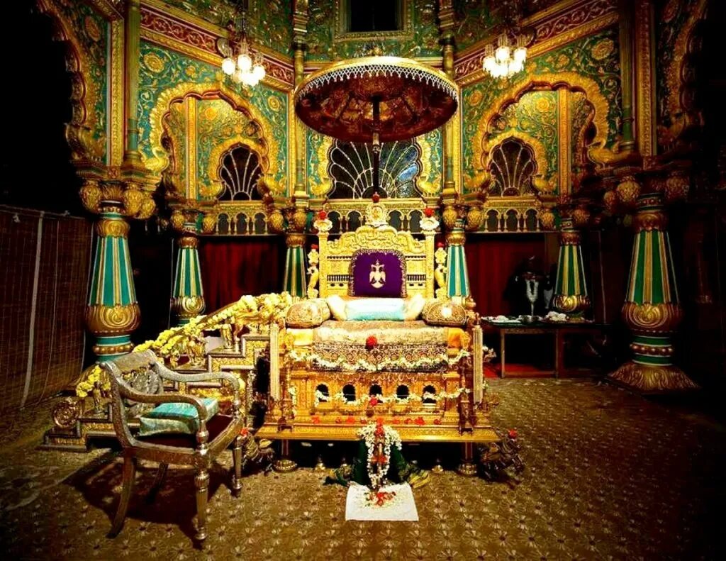 Майсурский дворец Индия внутри. Дворец Махараджи в Индии. Золотой павлиний трон. Павлиний трон шаха Джахана.