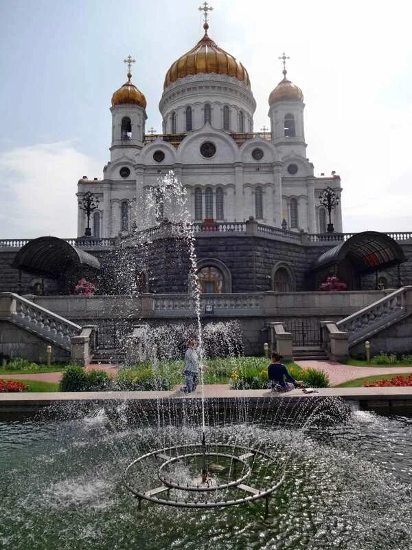 храм христа спасителя в районе красной площади. храм христа спасителя. храм христа спасителя из пластиковых бутылок. парк храма христа спасителя. москва.