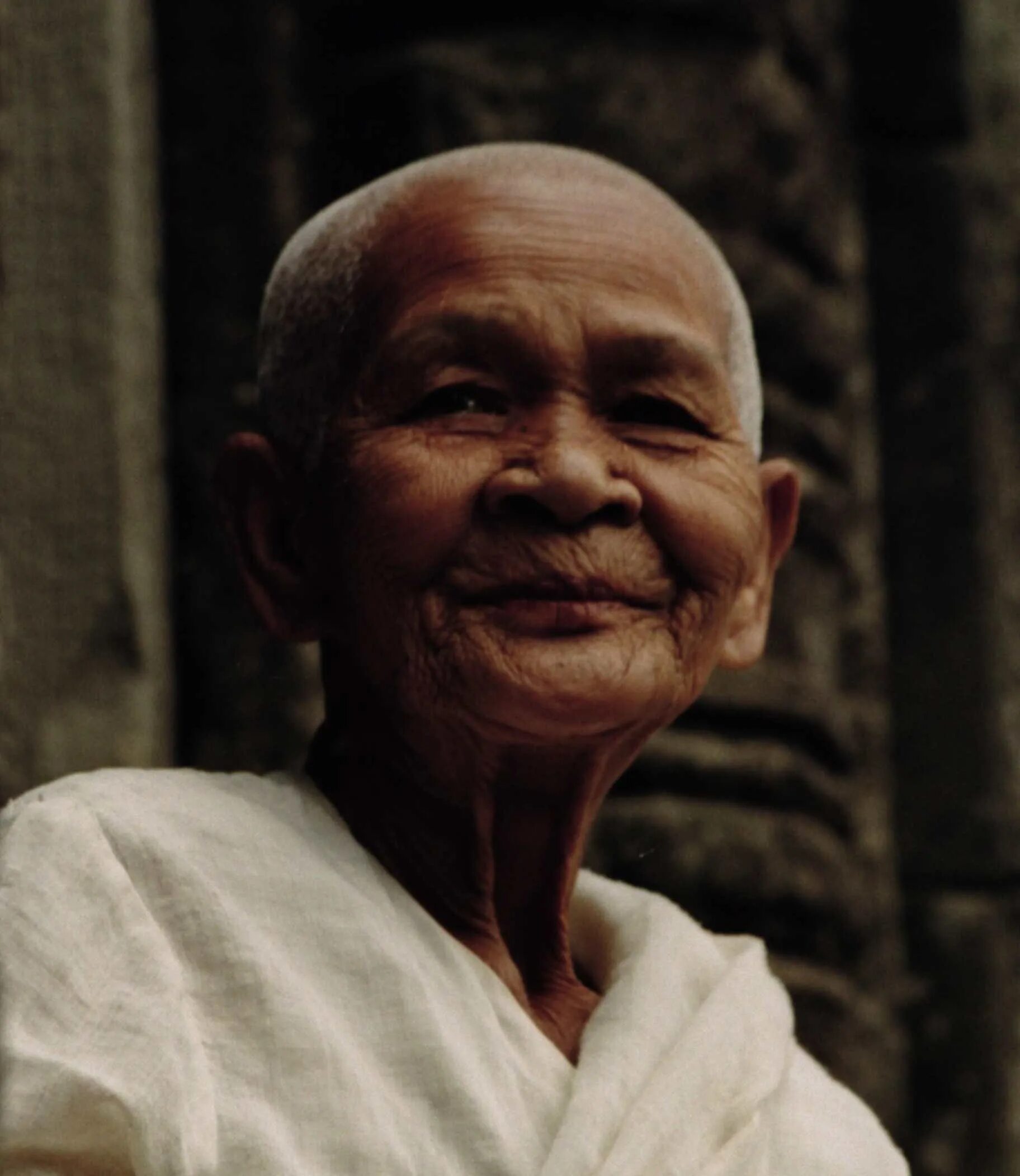 Монах долгожитель. Монах улыбается. Буддийские монахини. Буддист монах улыбка. Пожилой человек улыбается.
