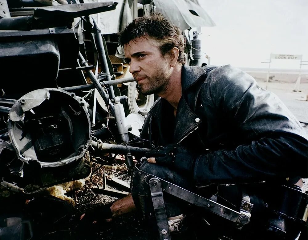 Мэл Гибсон Безумный Макс 2. Мэл Гибсон Безумный Макс 1979. Mad Max 1981. Мэл Гибсон Безумный Макс 1. Безумный макс первый