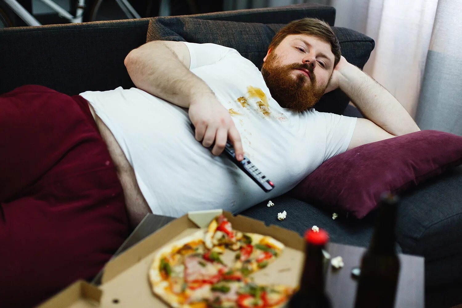 Жирный использоваться. Толстый человек на диване. Ленивый человек. Лежание на диване с едой. Толстый ленивый человек.