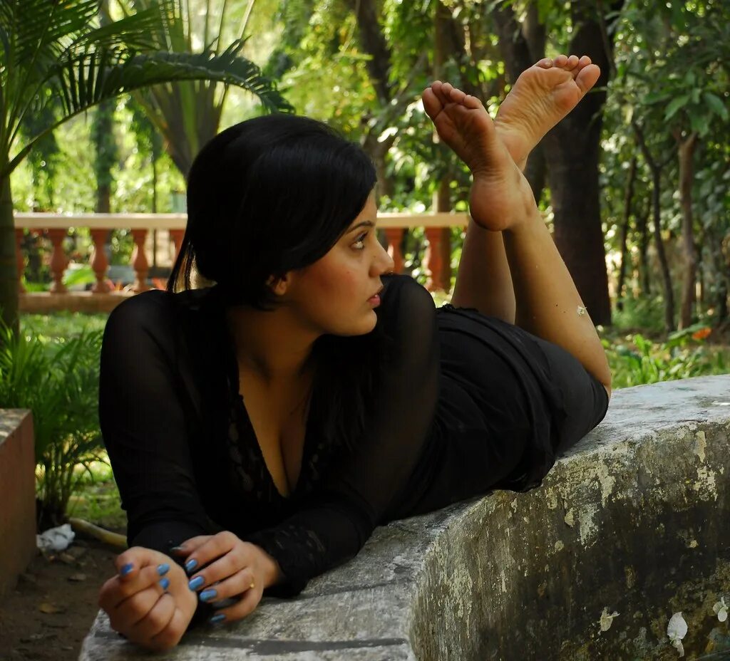 Вьетнамки на ногах. Pakistani women feet ножки. Indian feet. Ступни индийских девушек. Приямани индийская актриса.
