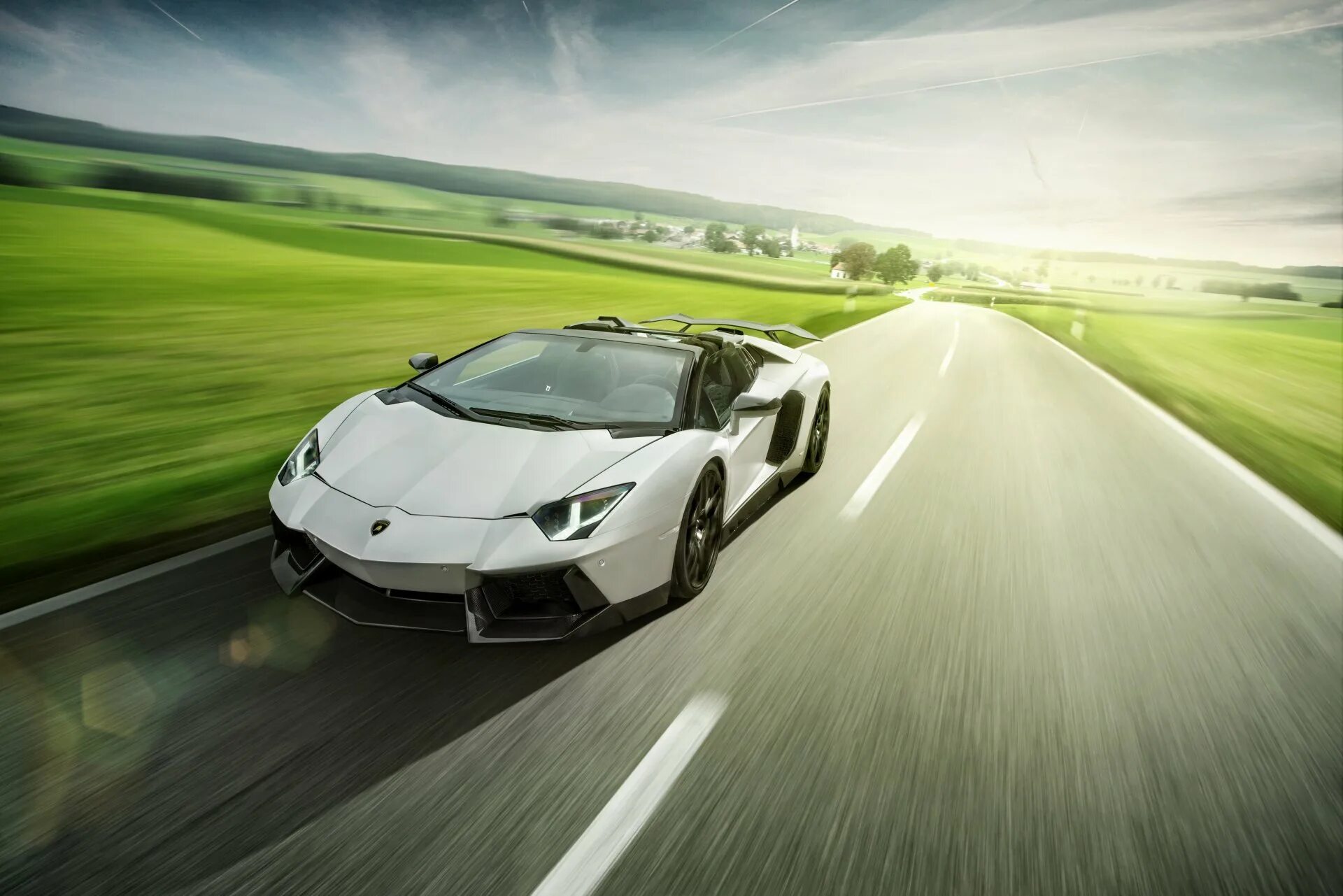 Ламборгини едет. Lamborghini aventador lp700-4. ламборджини авентадор скорость. ламборгини 3440 1440. белый ламборджини авентадор на дороге.